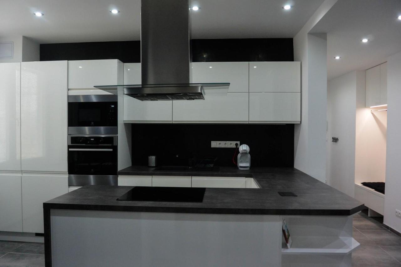 Rr Bus Station Apartment Братислава Экстерьер фото